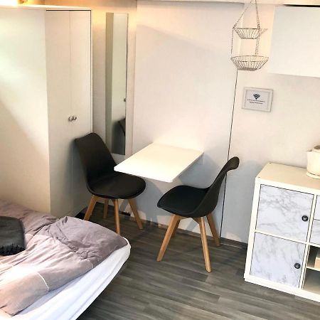 Modernes Zimmer Mit Kuechenzeile Und Bad Denkte 외부 사진